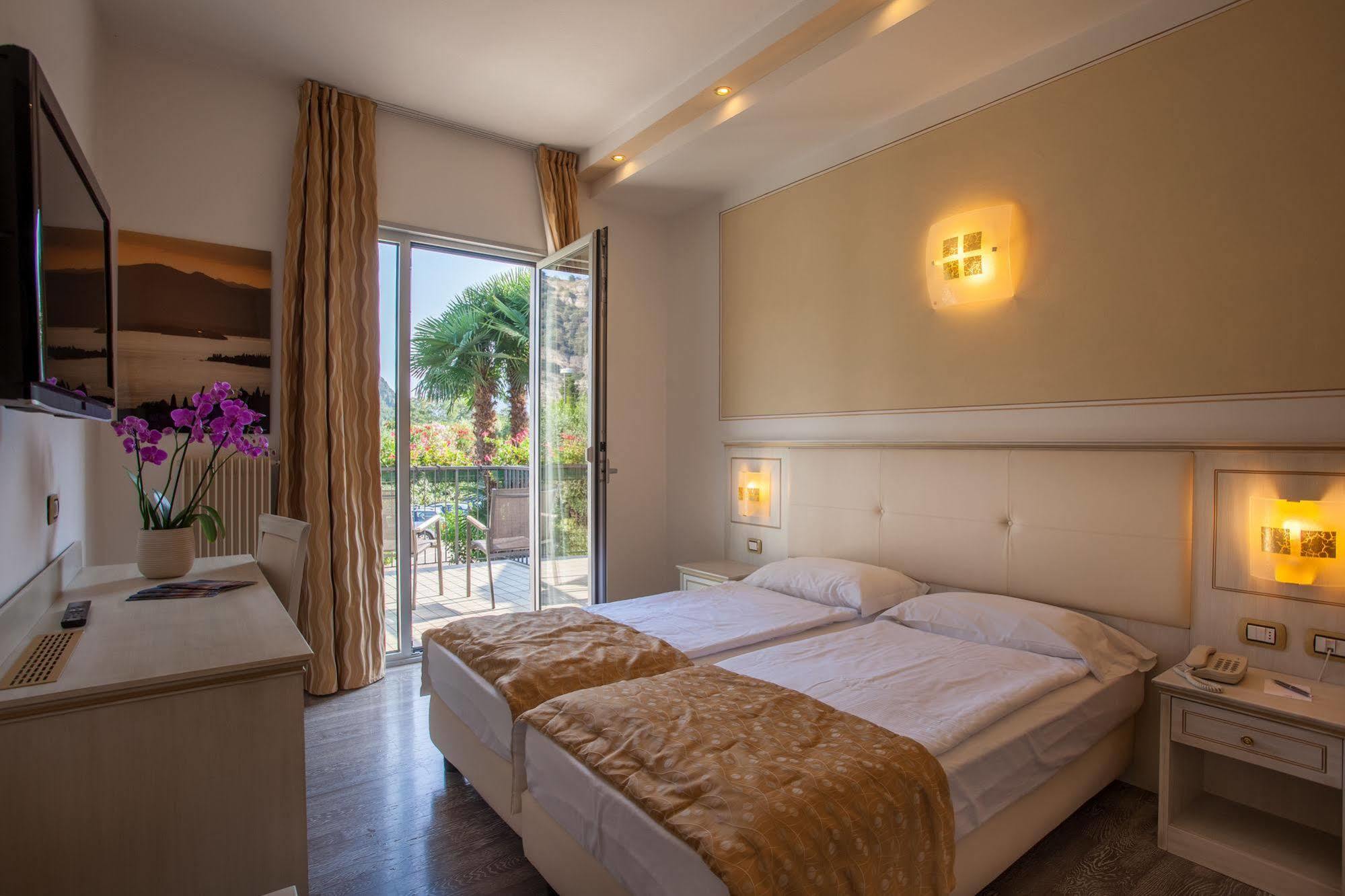 Hotel Lido Blu - Surf & Bike Torbole Sul Garda Exterior photo